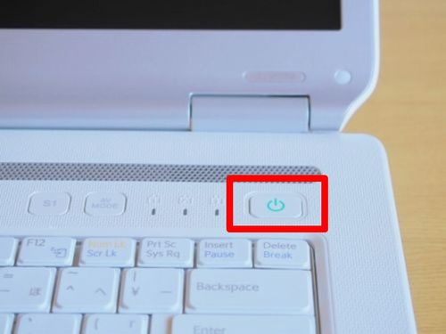 ノートパソコンの電源ボタンの写真